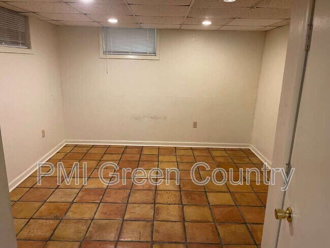 Building Photo - 5430 N Frankfort Pl