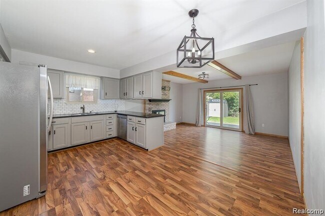 Building Photo - 41415 Harvard Dr