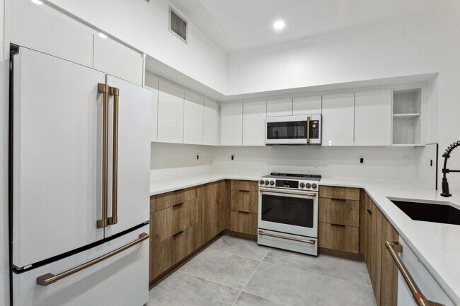 Building Photo - 250 NE 3rd Ave