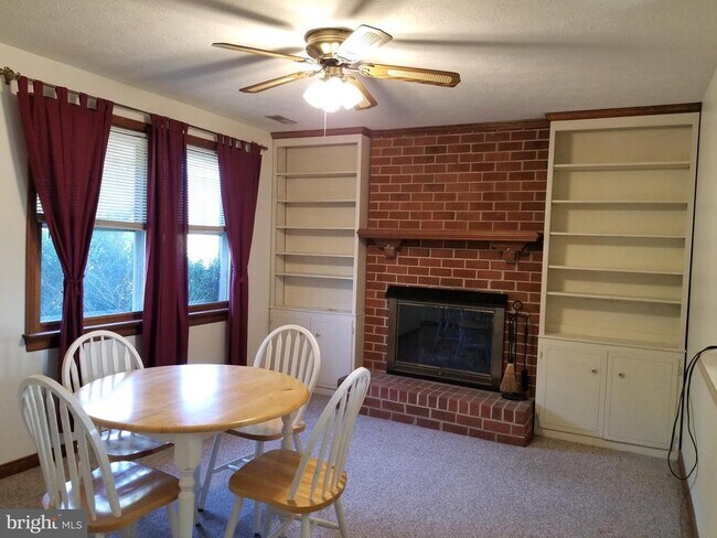 Building Photo - 90 Parrish Ln