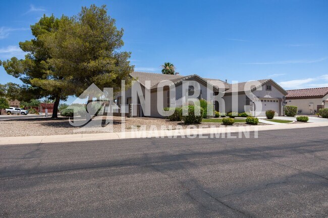 Building Photo - Beautiful Home Located in The Links