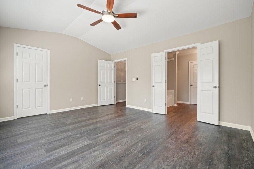 Building Photo - 2045 Lakeshore Overlook Dr