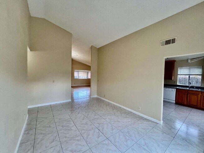 Building Photo - 827 Crested Dr