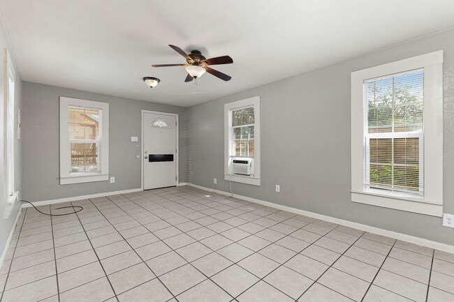 Building Photo - 330 Gem Ln