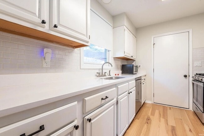 Building Photo - Available Now!  3BR 2BA Southside Neighborhood.