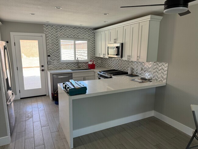 Kitchen - 415 Tava Ln