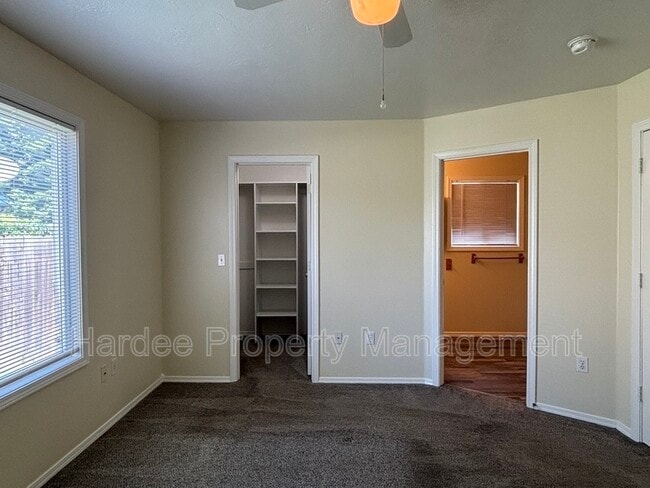 Building Photo - 10764 W Goldenrod Ave