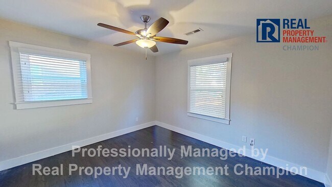 Building Photo - Updated 3 BD/2BA Home w/Spacious Rooms and...