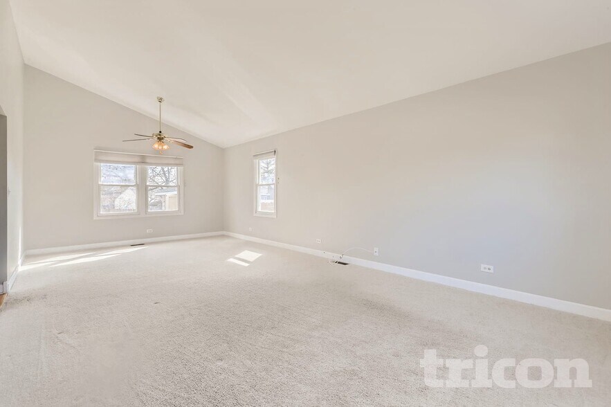 Building Photo - 2453 Crescent Ln S