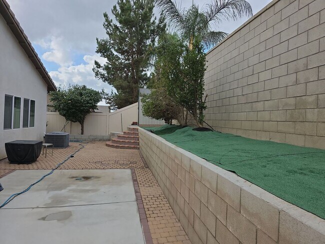 Building Photo - Beautiful Solar Home in Jurupa Valley Available Now!