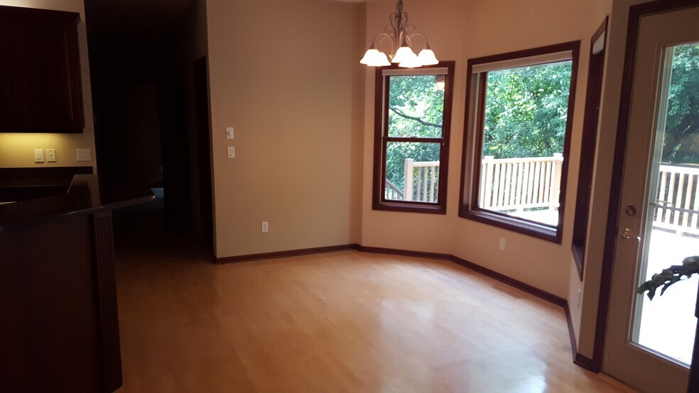 Breakfast nook - 2007 Glendale Hills Dr NE