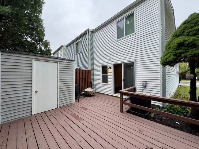 Building Photo - Charming 2 Bedroom/1.5 Bathroom End-Row To...