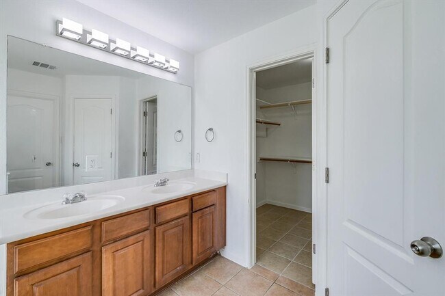 Building Photo - 702 Bent Wood Pl