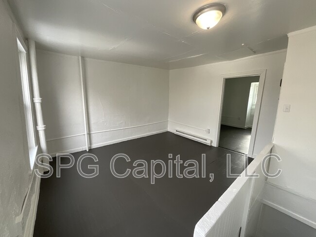 Building Photo - 141 E Maple St