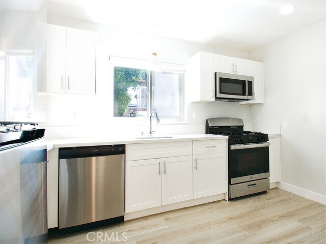 Building Photo - 2027 Vista Del Mar Ave