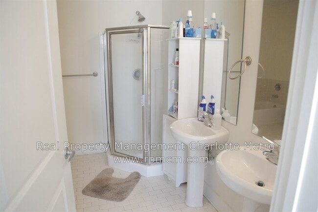 Building Photo - wonderful 2bd/2bth uptown condo! lots of space in a beautiful building