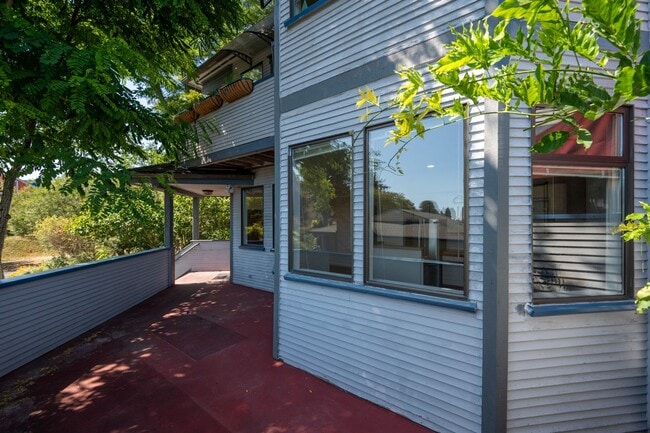 Building Photo - Welcome Home to Terrace View!