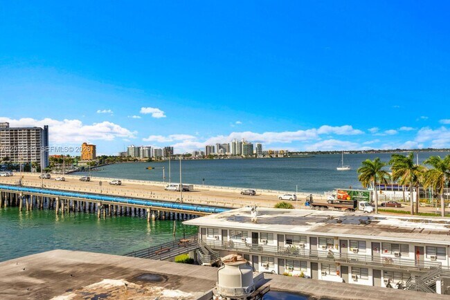 Building Photo - 2016 Bay Dr