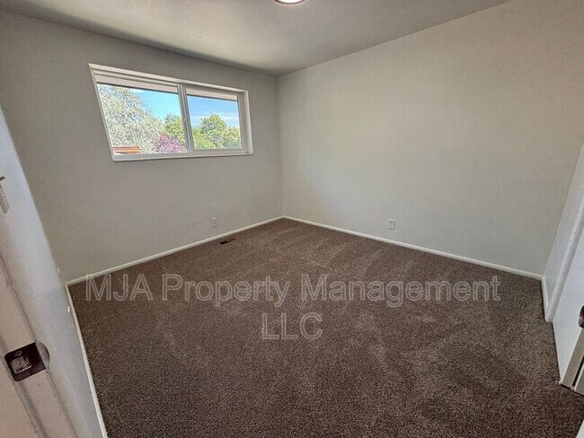 Building Photo - 2564 S 8th E