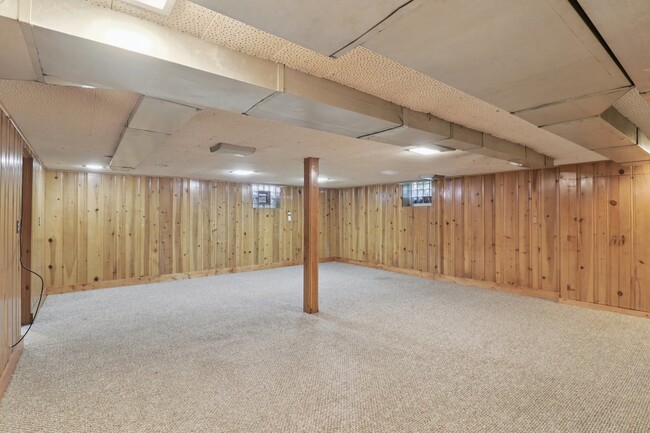 Building Photo - 1514 N Freund Ave