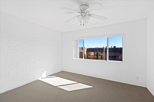 Building Photo - Escondido 2 bed 2.5 bath condo for lease