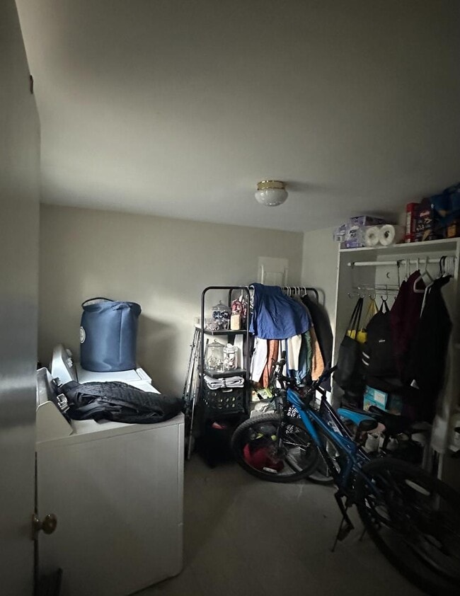 Building Photo - 813 Maine St