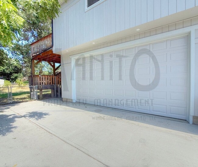 Building Photo - Spacious Dwight Merkel Home