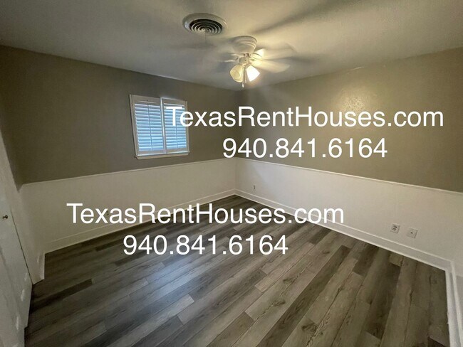 Building Photo - Gorgeous Home with updates and space!
