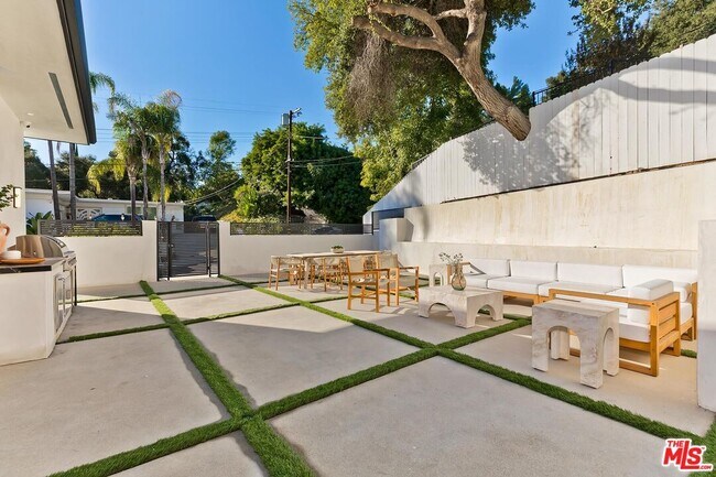 Building Photo - 16879 Mooncrest Dr