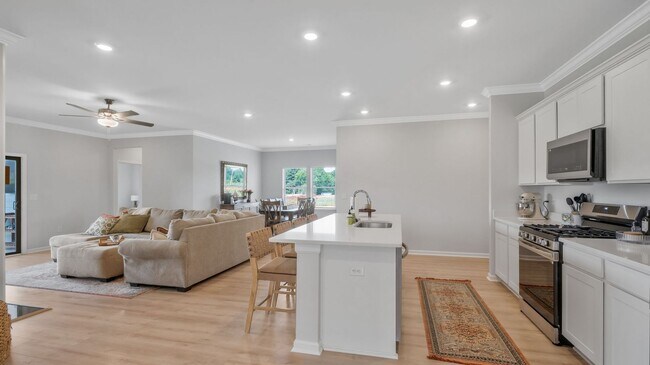 Building Photo - Like-new 4BR/3BA home in desirable St. Cla...