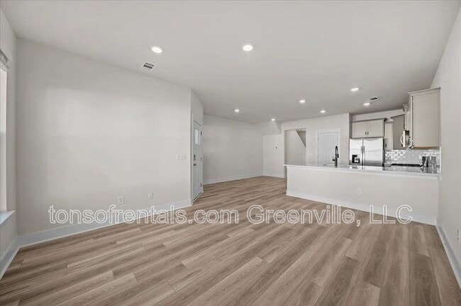 Building Photo - 448 Ml Pk Wy