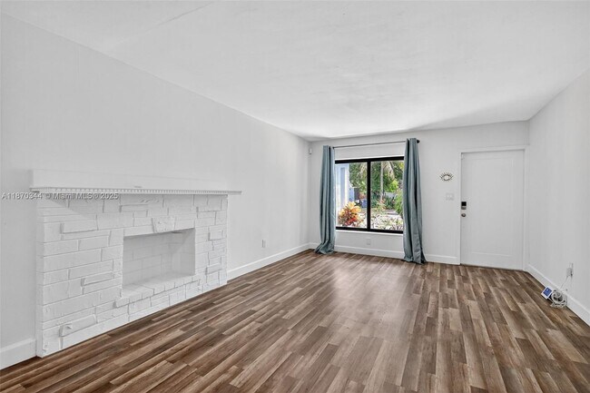 Building Photo - 606 N 28th Ave
