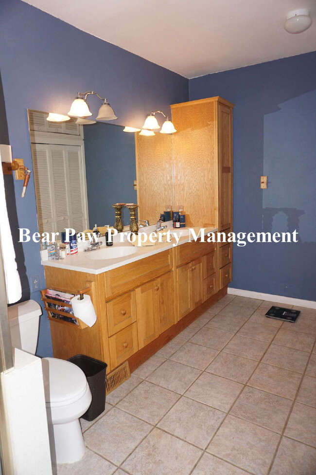 Building Photo - "Charming Evergreen Retreat: Spacious 3-Be...