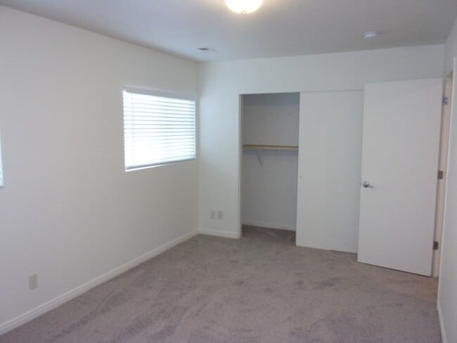 Building Photo - 88 E Rainbow Way