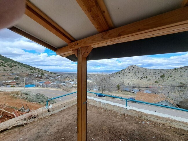 Building Photo - Custom Pioche Home