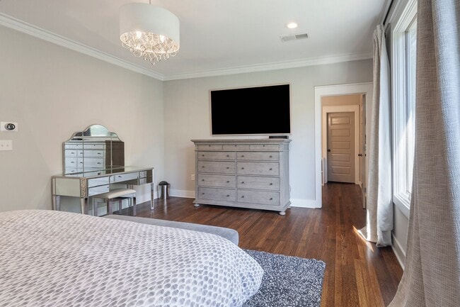 Building Photo - Gorgeous 4/3.5 w/ Bedroom on Main & Large,...