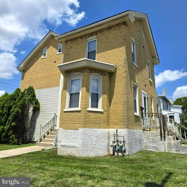 Primary Photo - 201 N Line St
