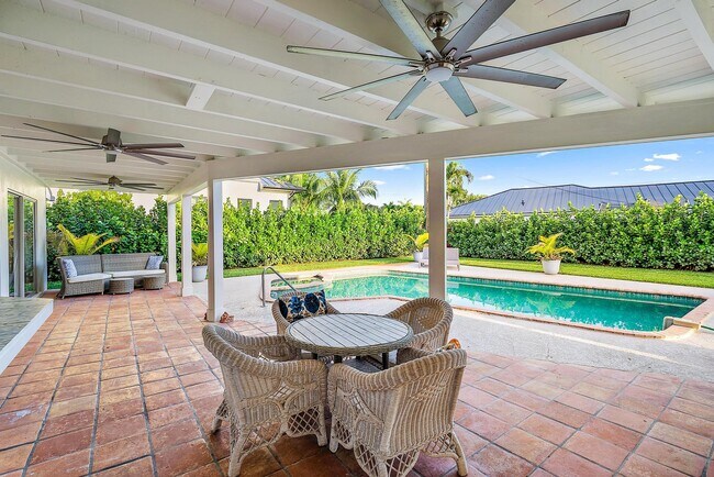 Building Photo - 305 Country Club Dr