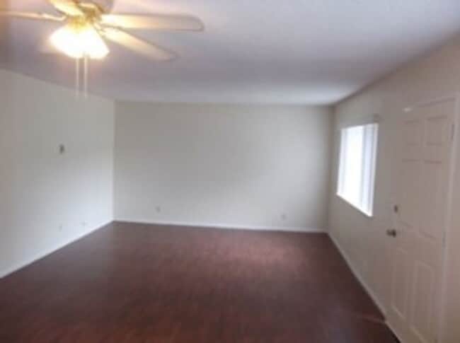Building Photo - Quaint condo near Marina