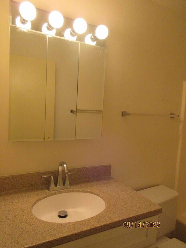 Building Photo - Available October 2025 Remodeled 2 Bedroom...