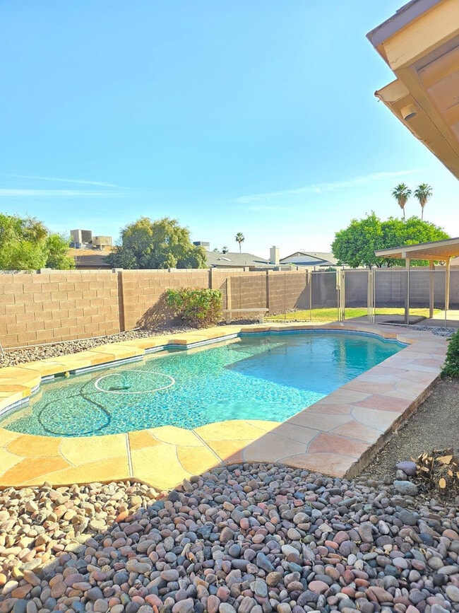 Building Photo - 1615 W Summit Pl