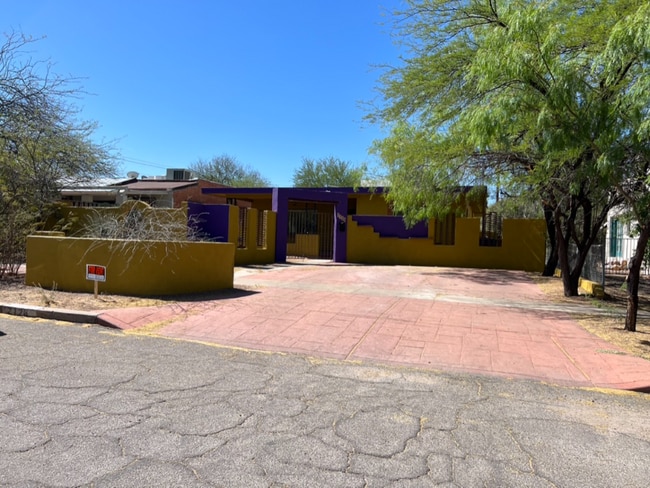 Building Photo - 2128 E 9th St