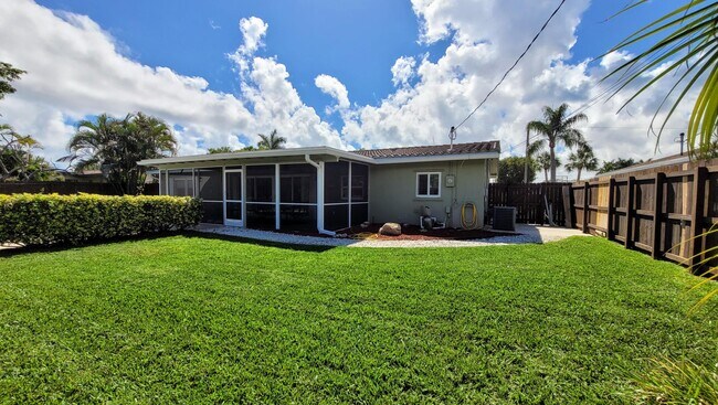 Building Photo - 949 W Royal Palm Rd