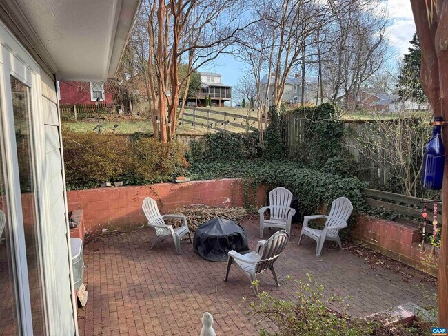 Building Photo - 1028 St Charles Ave