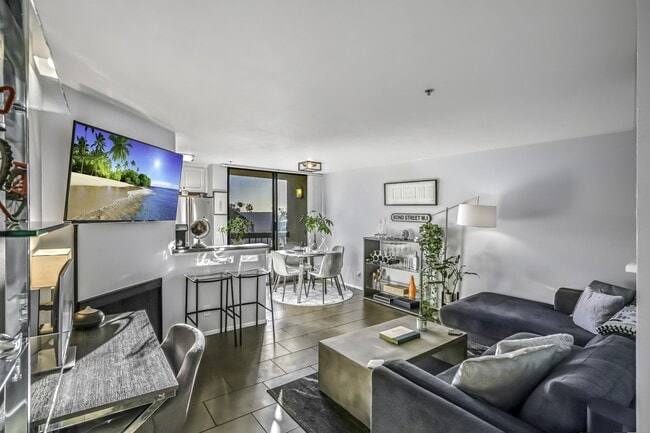 Building Photo - 7320 Hawthorn Ave