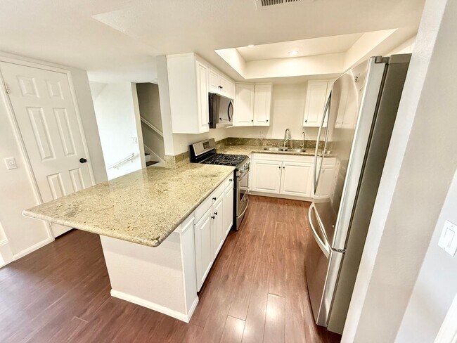 Building Photo - Beautiful 3 bed/3 bath In Costa Mesa