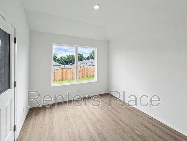 Building Photo - 7209 S Maple Ave
