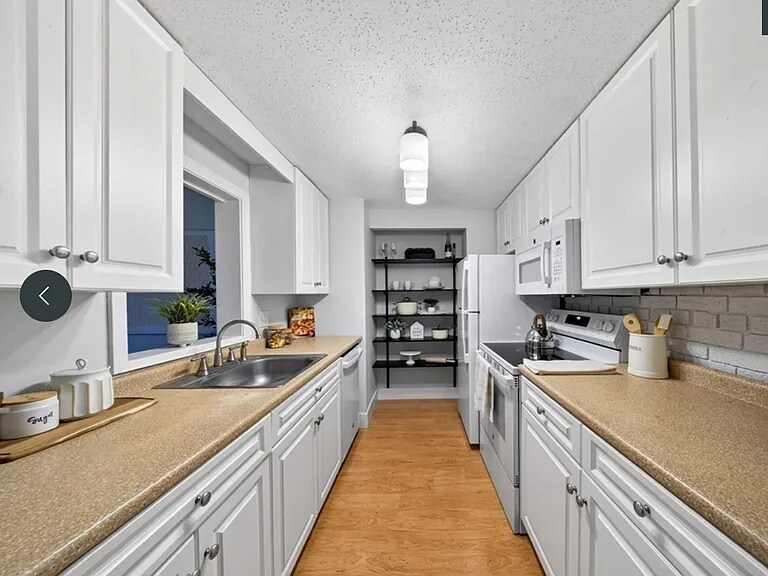 Building Photo - 55 Greentree Ln