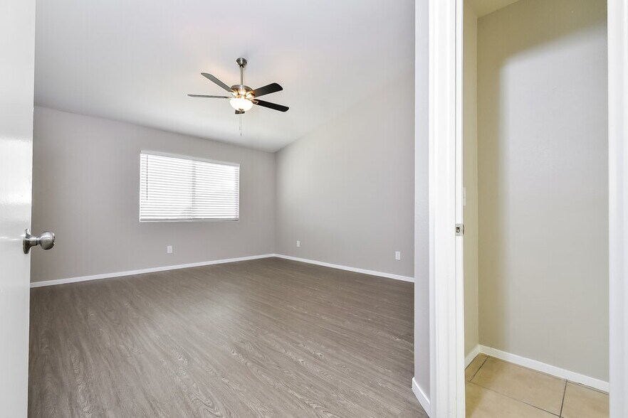 Building Photo - 5828 Meadow Dale Dr