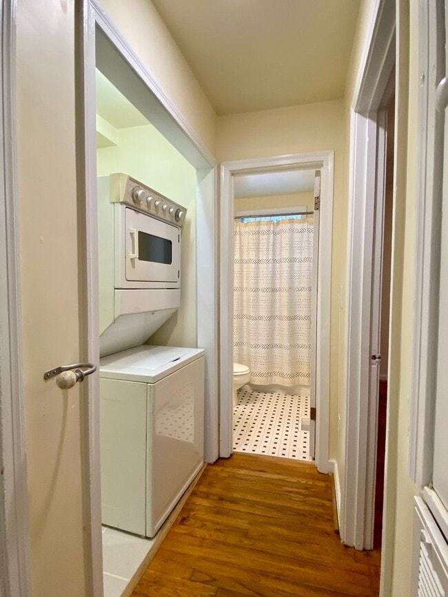 Building Photo - Adorable 2BR 1BA in Five Points - Applicat...